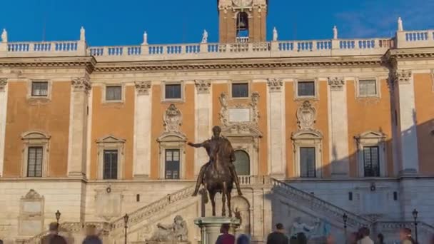 Capitoline tepe dönüm noktası kare timelapse hyperlapse saat kulesi ve Mark Aurelius bronz heykeli ile neo klasik müze binaları ile çevrili — Stok video
