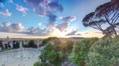 Büyük şehir meydanının havadan görünümü, Piazza del Popolo timelapse, Gün batımında Roma