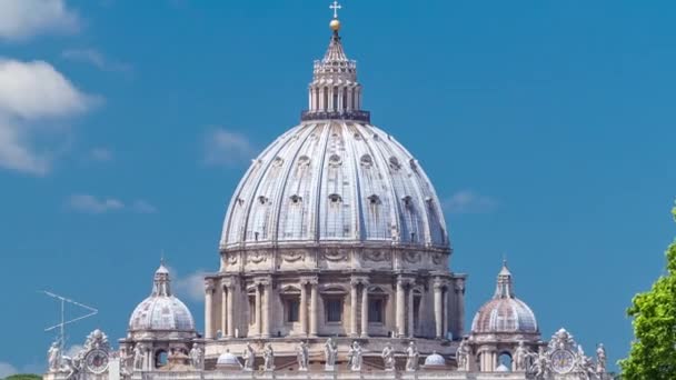 Uitzicht op Saint Peter Cathedral timelapse en Bridge Saint Angel, Rome, Italië — Stockvideo