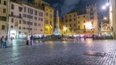 Gece ışığında Pantheon yakınlarındaki Rotonda meydanı ve Çeşme timelapse görünümü. Roma, İtalya