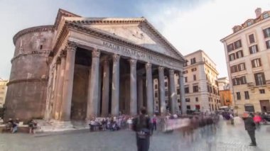 Turistler İtalya 'nın Roma kentinde Pantheon zaman atlamasını ziyaret ettiler.