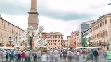 Piazza Navona, G.L. Bernini tarafından dizayn edilen dört nehrin zaman çeşmesi..