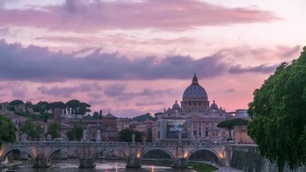 Basílica de St. Peters, Ponte de Saint Angelo e Rio Tibre após o pôr do sol dia à noite timelapse — Vídeo de Stock