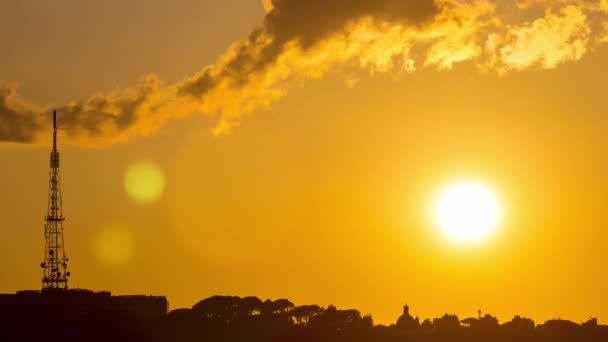 Roma al atardecer timelapse con el orbe ardiente del sol que cae debajo del horizonte sobre los tejados de los edificios históricos — Vídeos de Stock