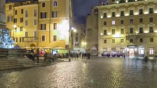 Caminhe pelas ruas de Roma hyperlapse timelapse do Panteão para fonte Trevi mostrando restaurantes e o borrão de pessoas à noite — Vídeo de Stock