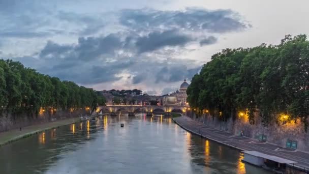 Szent Péter-bazilika, Szent Angelo-híd és Tiber-folyó naplemente után nap-éjszaka időelhalás hyperlapse — Stock videók