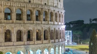 Roma, İtalya 'da gece vakti kolezyum aydınlanır.