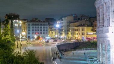 İtalya, Roma 'da Colosseum yakınlarındaki meydan gece saatlerinde aydınlandı.