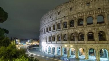 Roma, İtalya 'da gece vakti kolezyum aydınlanıyor.