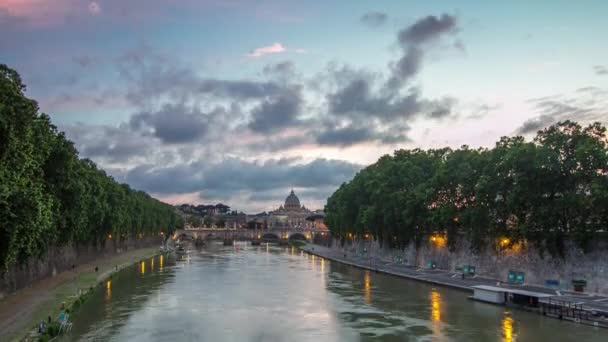 St. Peters Basiliek, Saint Angelo Bridge en Tiber River na de zonsondergang dag tot nacht timelapse — Stockvideo