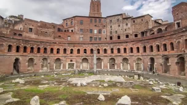 Een panoramisch uitzicht op Trajans Market timelapse hyperlapse op de Via dei Fori Imperiali, in Rome, Italië — Stockvideo