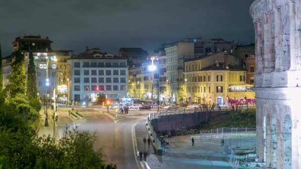 Alun-alun dekat Colosseum diterangi pada malam hari di Roma, Italia — Stok Video