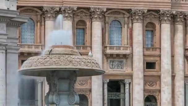 Fontein op St. Peters plein timelapse in Vaticaanstad. Piazza San Pietro en Basiliek — Stockvideo