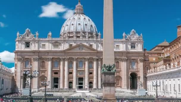 St.Peters Square penuh dengan wisatawan dengan Basilika St.Peters dan obelisk Mesir di Vatikan — Stok Video