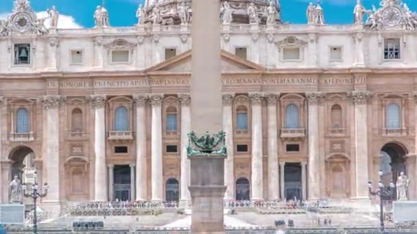 St. Peters Meydanı, Vatikan 'da Aziz Peters Bazilikası ve Mısır dikilitaşı bulunan turistlerle dolu. — Stok video