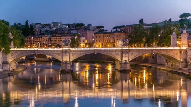 Ponte Vittorio Emanuele II is een brug over de Tiber van dag tot nacht in Rome, Italië — Stockvideo
