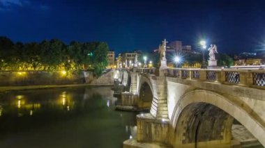 Çarpıcı Ponte SantAngelo Köprüsü zaman aşımına uğradı. Roma 'daki Tiber Nehri' ni geçti. SantAngelo Kalesi yakınlarındaki Tiber Nehri 'nden..
