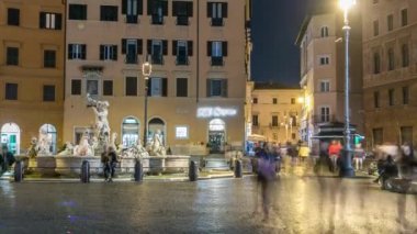 Navona Meydanı 'ndaki Moor Çeşmesi Roma, İtalya' da bir yaz gecesinde