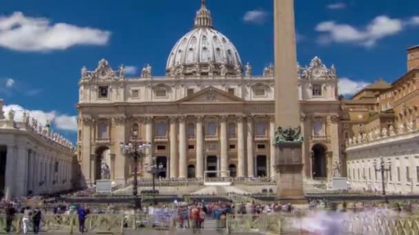 Plaza de San Pedro llena de turistas con la Basílica de San Pedro y el obelisco egipcio dentro de la Ciudad del Vaticano timelapse hiperlapso — Vídeo de stock