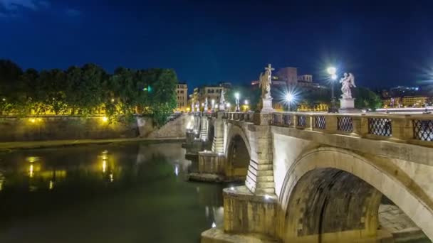 Çarpıcı Ponte SantAngelo Köprüsü zaman aşımına uğradı. Roma 'daki Tiber Nehri' ni geçti. SantAngelo Kalesi yakınlarındaki Tiber Nehri 'nden.. — Stok video