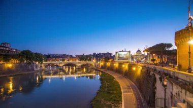 Ponte Vittorio Emanuele II, İtalya 'nın başkenti Roma' da Tiber 'de günden geceye köprüdür.
