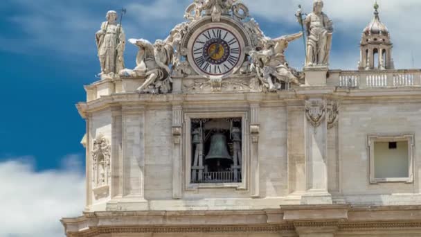 Jeden z gigantycznych zegarów na fasadzie St. Peters.. — Wideo stockowe
