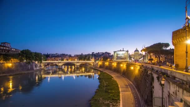 Ponte Vittorio Emanuele II, İtalya 'nın başkenti Roma' da Tiber 'de günden geceye köprüdür. — Stok video