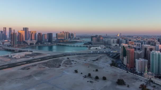 Luftaufnahme der Skyline des Stadtzentrums von Abu Dhabi von Tag auf Nacht — Stockvideo