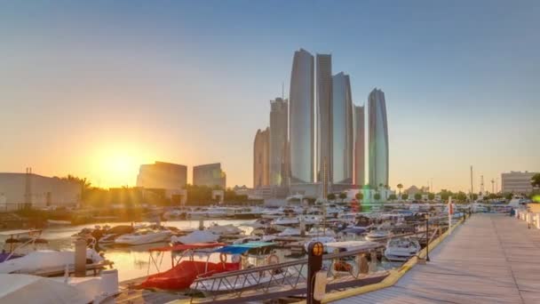 Al Bateen marina Abu Dhabi timelapse con rascacielos modernos en el fondo — Vídeo de stock