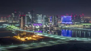 Abu Dabi şehir merkezinin gökyüzü silüeti.