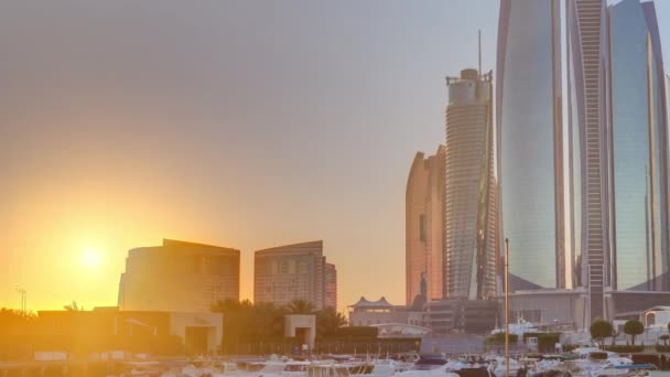 Al Bateen marina Abu Dhabi timelapse s moderními mrakodrapy na pozadí — Stock video