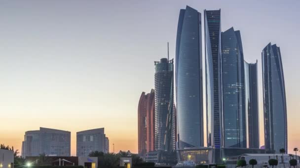 Al Bateen marina Abu Dhabi día a noche timelapse con rascacielos modernos en el fondo — Vídeos de Stock