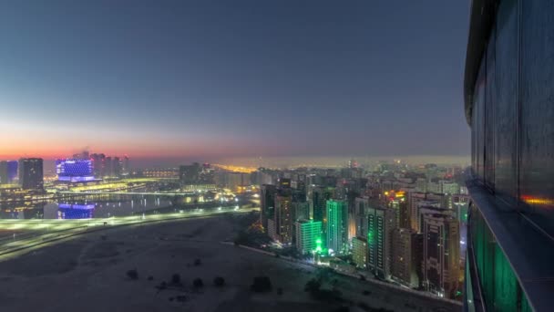 Abu Dhabi skyline città con grattacieli prima dell'alba da sopra la notte al giorno timelapse — Video Stock