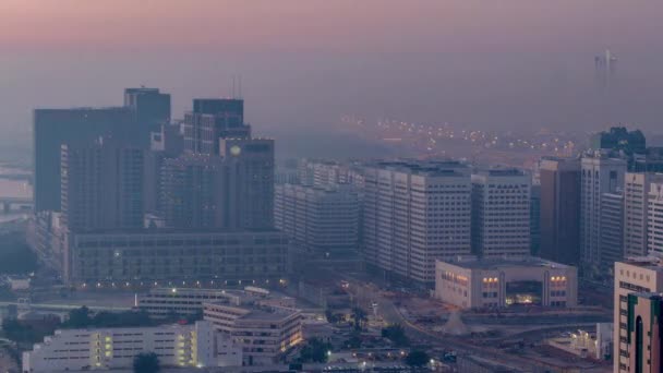 Abu Dhabi město panorama s mrakodrapy před východem slunce shora noc na den čas — Stock video