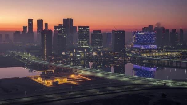 Abu Dhabi pencakar langit kota dengan pencakar langit sebelum matahari terbit dari atas malam ke hari timelapse — Stok Video