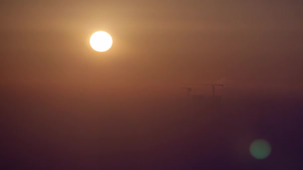 アブダビの高層ビルが立ち並ぶ都市スカイライン上からの日の出タイムラプス — ストック動画