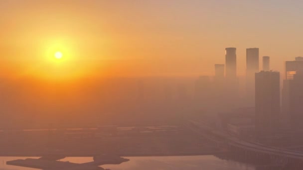 Miasto Abu Dhabi z drapaczami chmur o wschodzie słońca powyżej timelapse — Wideo stockowe