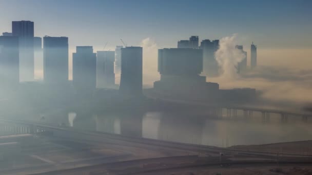Skylines bajo la espesa niebla en la calle timelapse de Abu Dhabi por la mañana — Vídeos de Stock