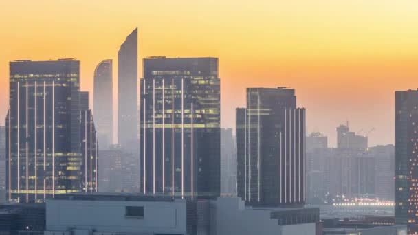 Edifícios na ilha Al Reem em Abu Dhabi dia a noite timelapse de cima. — Vídeo de Stock