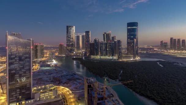 Edifici sull'isola di Al Reem ad Abu Dhabi da giorno a notte. — Video Stock
