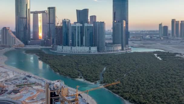 Edificios en la isla Al Reem en Abu Dhabi día a noche timelapse desde arriba. — Vídeos de Stock