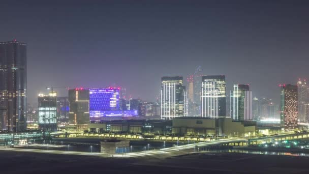 Edificios en la isla Al Reem en Abu Dhabi noche timelapse desde arriba. — Vídeo de stock