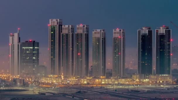 Bangunan-bangunan di pulau Al Reem di Abu Dhabi malam demi hari tiLapse dari atas. — Stok Video