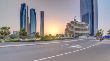 Ebu Dabi 'nin gökdelenleri gün batımında Etihad Kuleleri binaları zaman ayarlı.