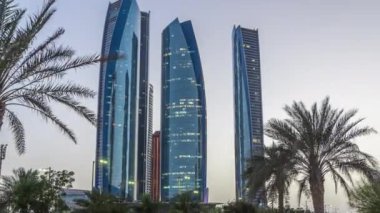 Etihad Kuleleri ile Ebu Dabi 'nin gökdelenleri. Gün be gün binalar..