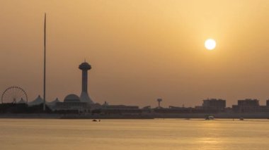 Abu Dabi 'de gün batımı Marina Adası üzerinde.