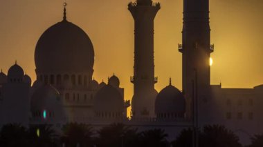 Şeyh Zayed Ulu Cami Abu Dabi 'de gün batımı saatinde, BAE