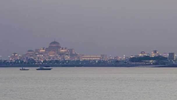 Nieuw presidentieel paleis van dag tot nacht. Abu Dhabi, Verenigde Arabische Emiraten — Stockvideo