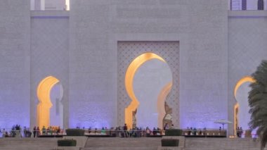 Şeyh Zayed 'in Abu Dabi' deki büyük camii. Gün batımından sonra gece gündüz.