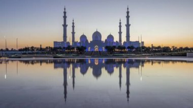 Şeyh Zayed 'in Abu Dabi' deki büyük camii. Gün batımından sonra gece gündüz.